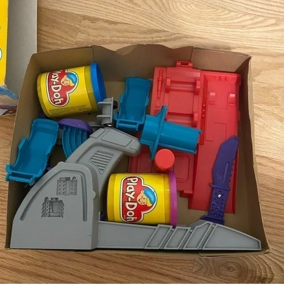 Vintage Play-Doh Demolition Derby Car Mold Play Set 1997 Kids Toy